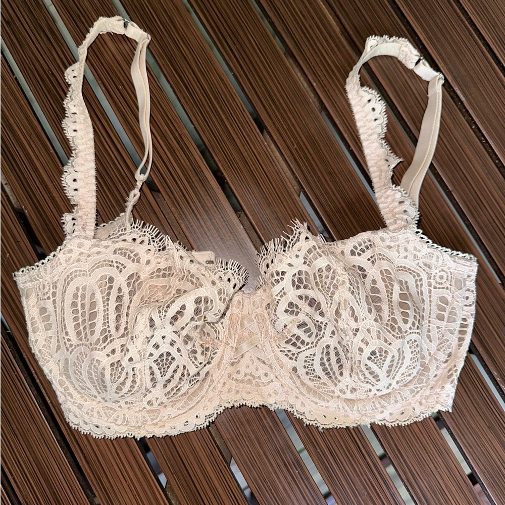 Elegant Lace Underwire Bra in Cream